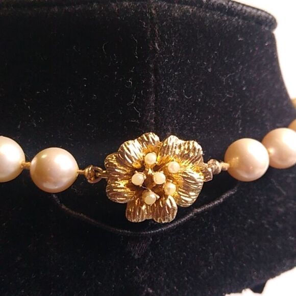 Vintage Vendome Floral Clasp Cream Pearl Knotted Necklace Cottagecore - Picture 3 of 10
